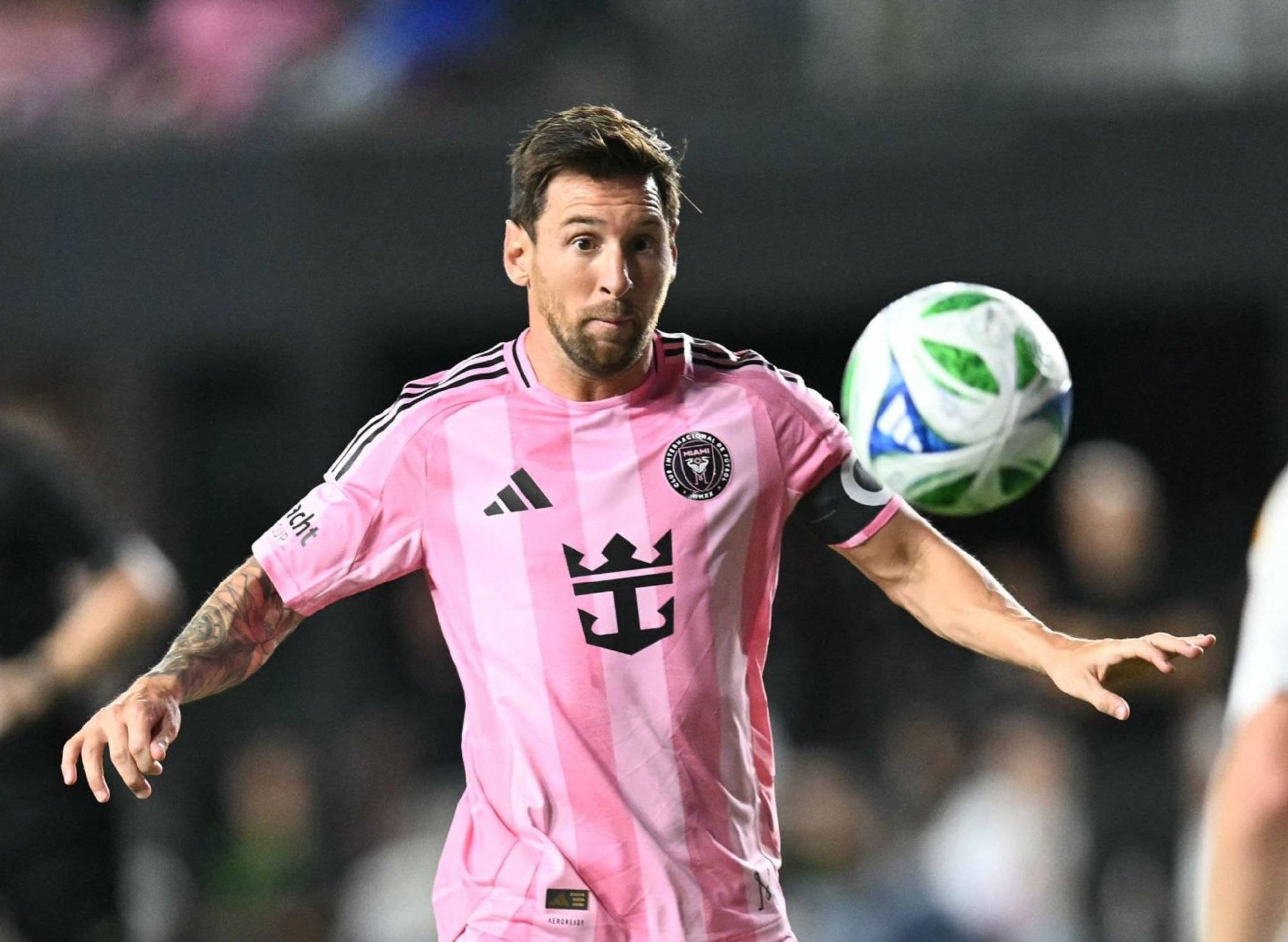 九游会登录入口-梅西重返赛场，比赛局势复杂首场状态出色，老鹰观众沸腾！上演精彩一战的简单介绍